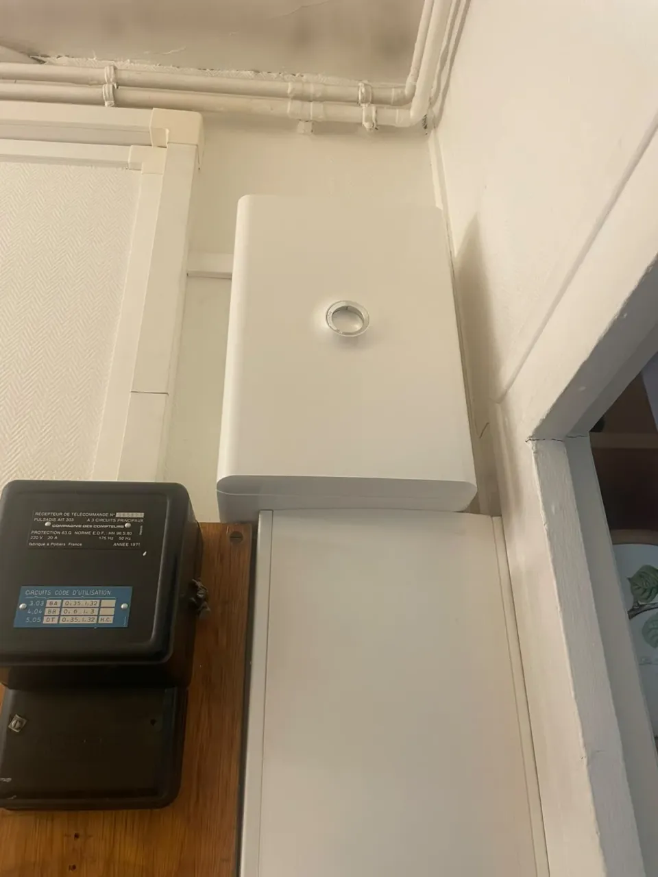 Coffret électrique neuf installé à côté d'un ancien compteur dans un appartement ancien après une panne de courant
