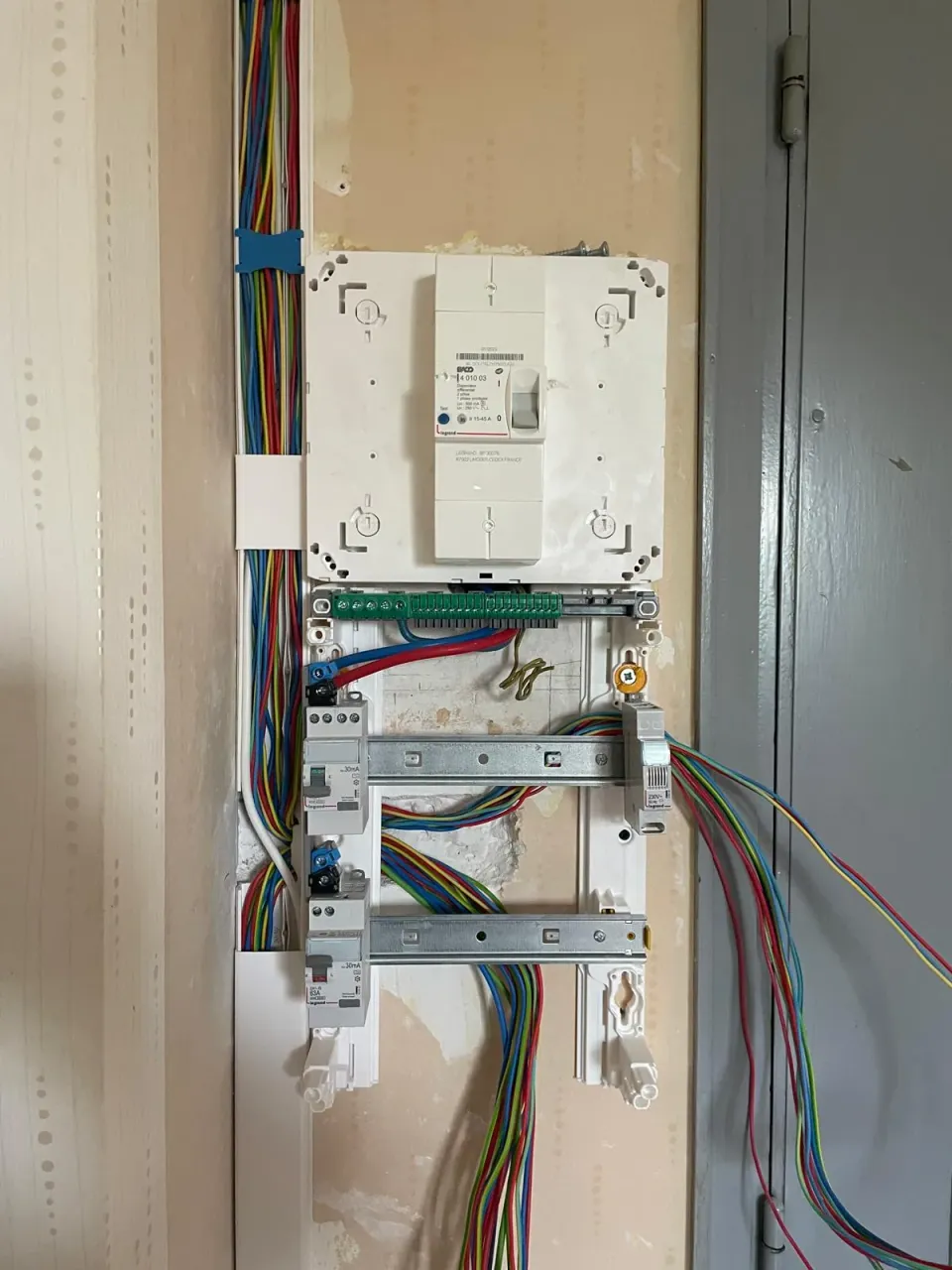Disjoncteur de branchement et rails d'un tableau en cours de câblage après une panne de courant