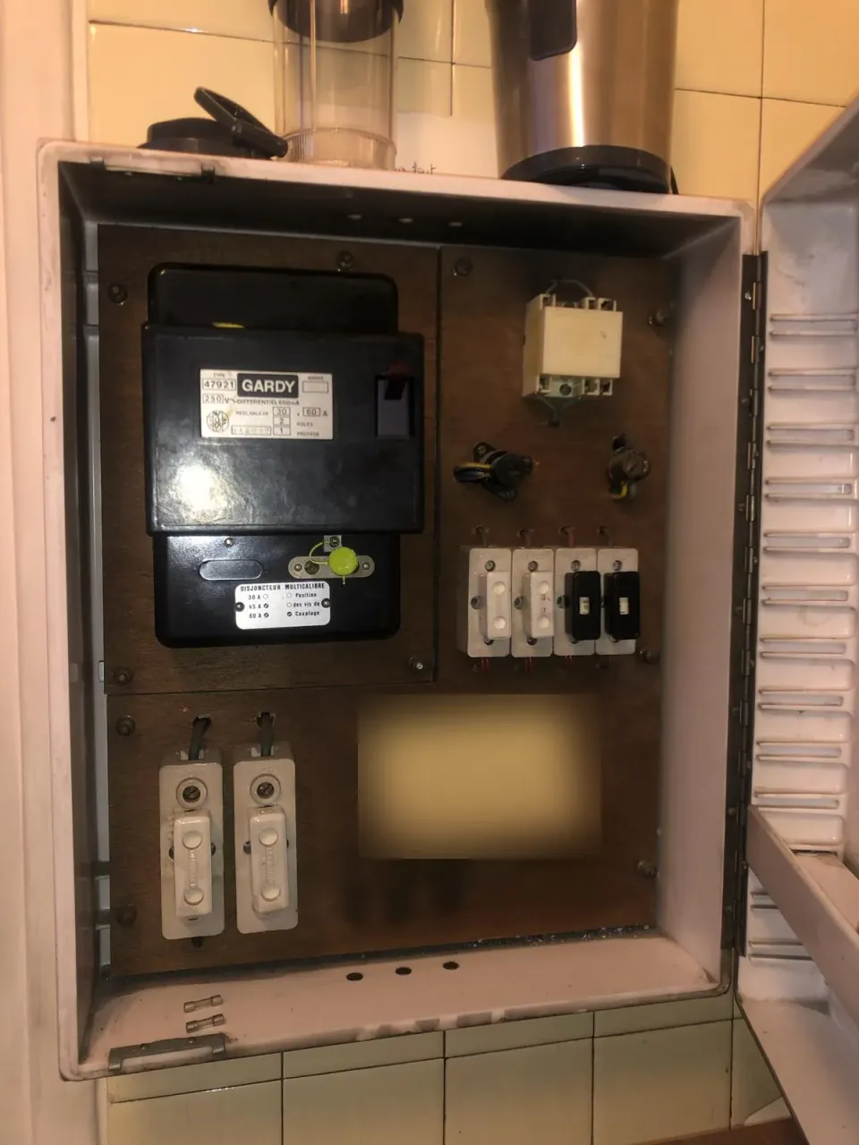 Installation électrique ancienne avec disjoncteur Gardy lors d'une recherche de panne
