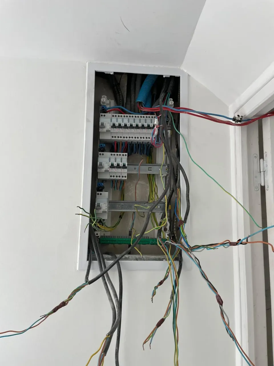Rénovation d'un tableau électrique encastré en cours de câblage – rénovation d'appartement