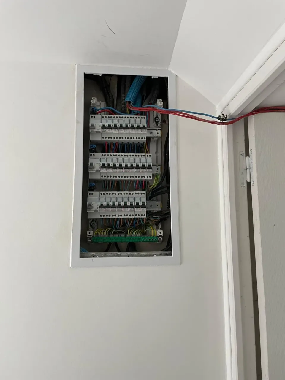 Tableau électrique encastré câblé sur 3 rangées – rénovation d'appartement