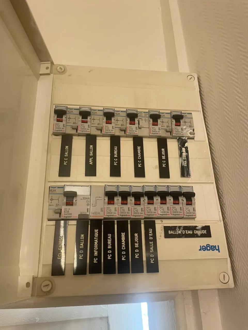 Tableau électrique Hager avec circuits étiquetés