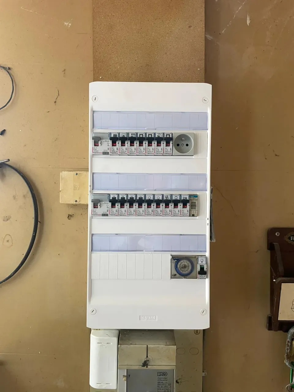 Tableau électrique neuf 3 rangées après remplacement lors d'une recherche de panne
